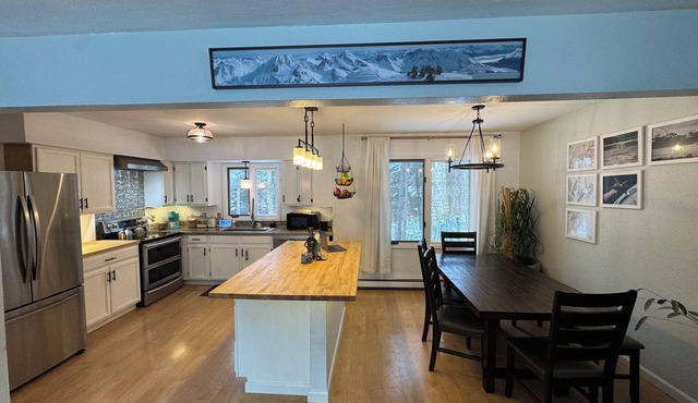 Peaceful 3-bedroom home in Chugiak perfect for relaxing stays