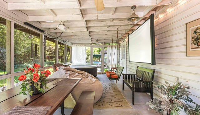 Peaceful 3-bedroom house with Outdoor Projector + Fire Pit in charming Decatur