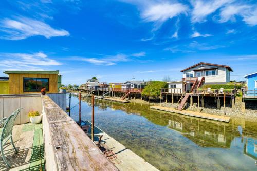 Peaceful Eureka Beach Cottage w/30-Foot Dock