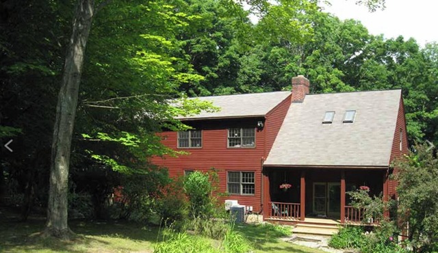 Peaceful New England Cottage w/pool in nature 10 minutes from downtown Saratoga