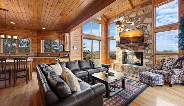 Peaks & Quiet Retreat - Views From Every Room and Dog Friendly