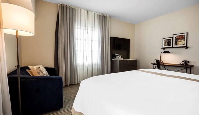 Pet-Friendly Executive King Stay for Couple in Everett | Free On-Site Parking in Everett
