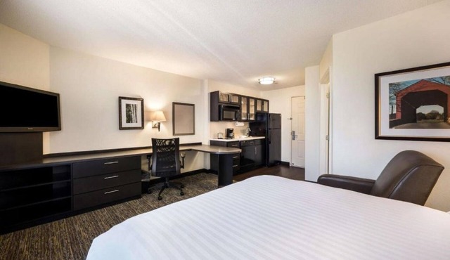 Pet-friendly Room l Extended Stay Near to Nam Dae Mun Farmers Market – 0.5 mi