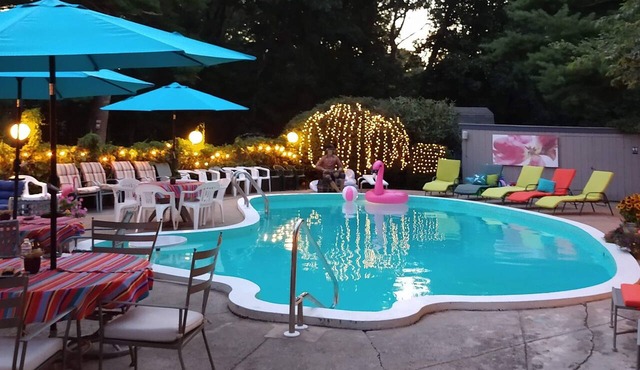 Pines World Cup Eclectic Retreat 30 Mins Away with fun Pool Bar