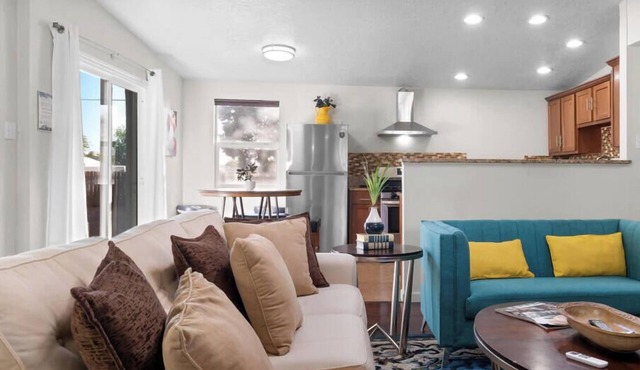 Pitt Paradise: Pet-Friendly Oasis - An Irvie Home