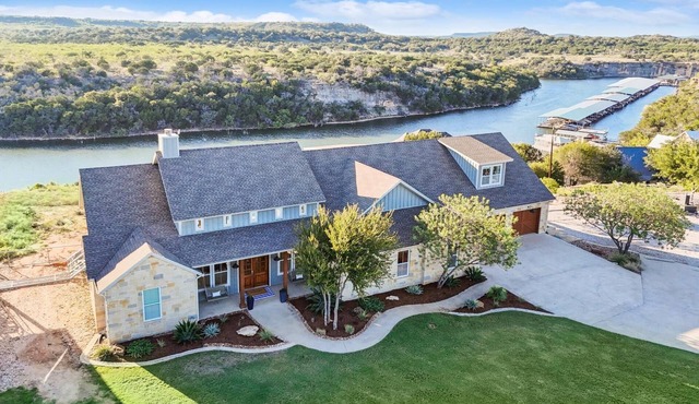 PK LakeTime: 6 Bedroom/4 Bath Home with Dock, pool/hot tub, and game room