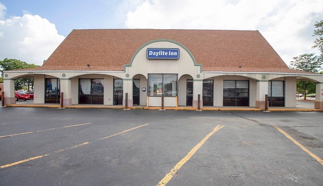 Premium King Bed | Daylight Inn Elkhart I-90, IN