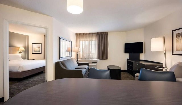 Prime Location! 4 Modern 1BR Suite with Full Kitchen & Pets Allowed