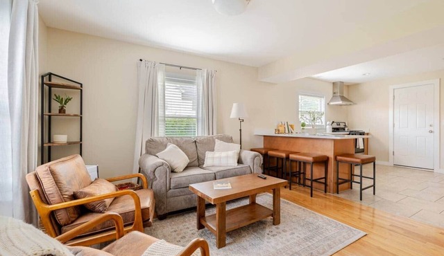 Pristine Cozy Walkable Downtown 2BR Getaway