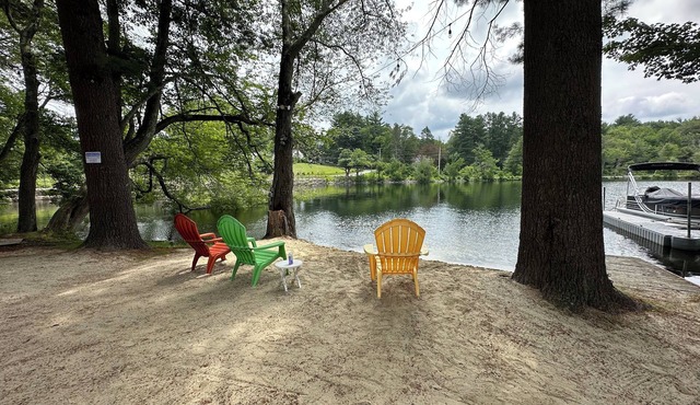 Private Beach + Bonfires at This 126 Year Old Lake House + Great fishing!