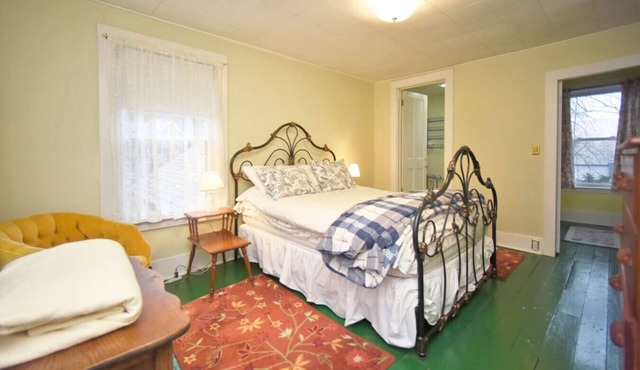 Private bed with En-suite bathroom Marigold Room