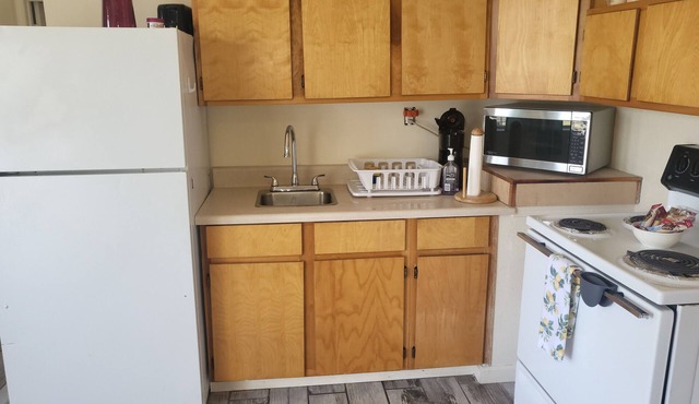 Private & cute as a button! 1400 p/m 400 p/day Pets OK BBQ seating on your deck!