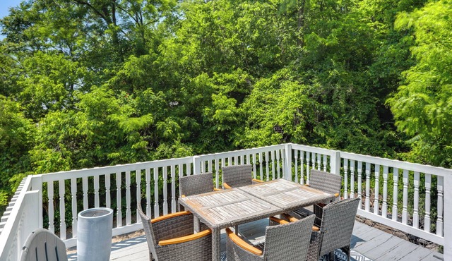 Private Deck & City Views! Spacious Cincinnati Apt
