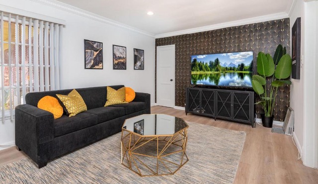 Private Paradise 1 BR Apartment near Sunset Blvd
