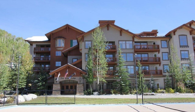 Quiet 2 Bedroom/2 Bath Condo Sleeps 8