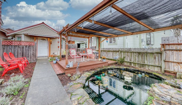 Quiet, cozy cottage with a sunny deck and BBQ - Near the redwoods and beaches!