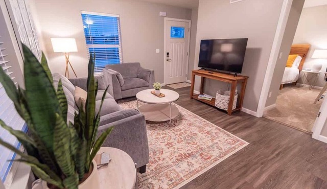 Quiet & Private! 2BD w/Laundry and Full Kitchen