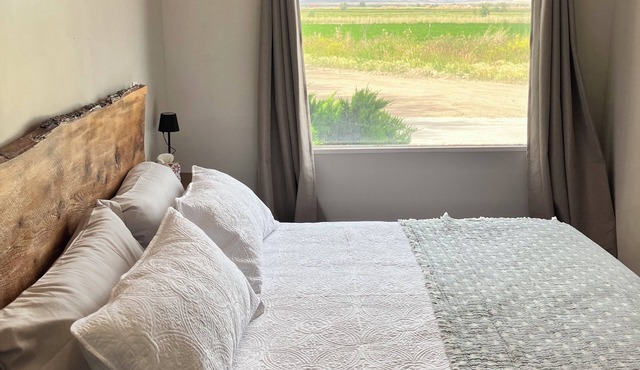 Quiet Studio Cabin- with farm and mountain vistas between Lovell & Cowley WY,