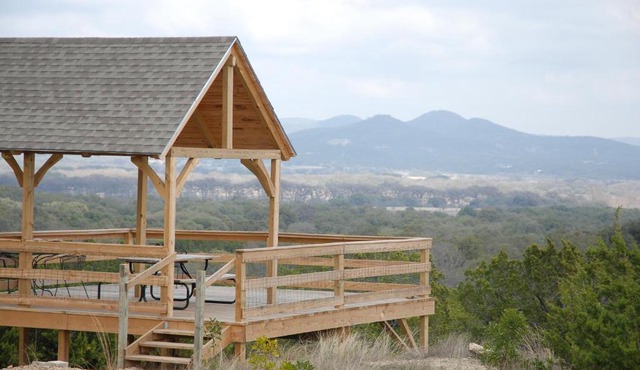 Quiet Utopia Retreat: Deck & Hill Country Views