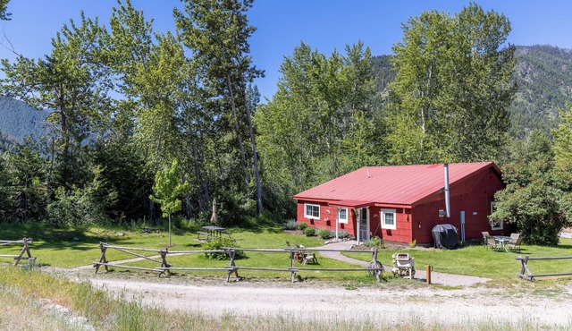 Quigley Cabin -Sleep to the sound of Brewster Creek right outside the window