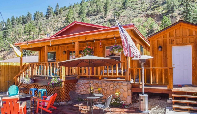 Red River Summer Cabin w/Fire Pit & Mtn Views