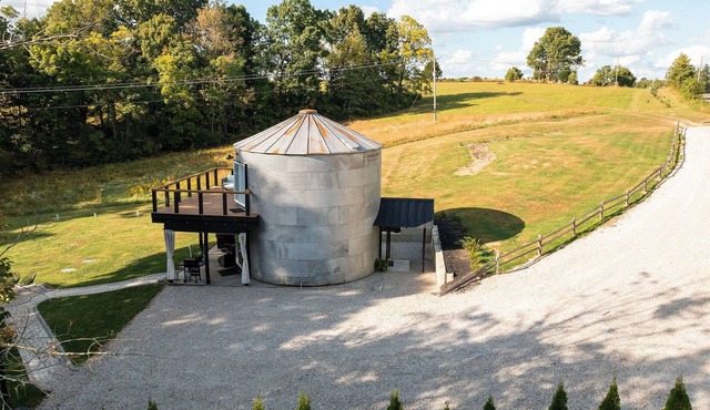 Restored Grain Bin with Hot Tub, King Bed, Vending Machine. Dog-friendly!