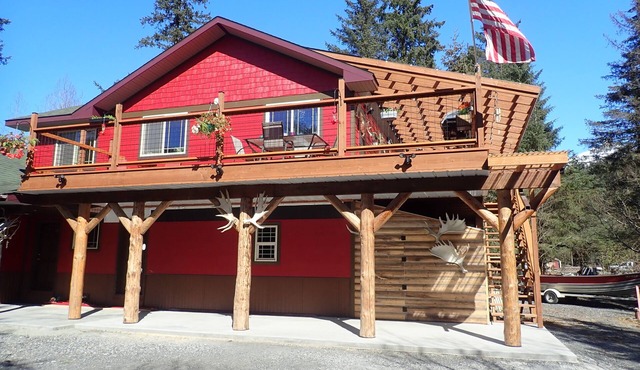 Resurrection Peaks Lodge. Upper unit sleeps 6, private lot and close to town.