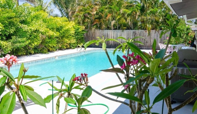 Retro Chic Decor wPrivate Pool Close to Beach 3br