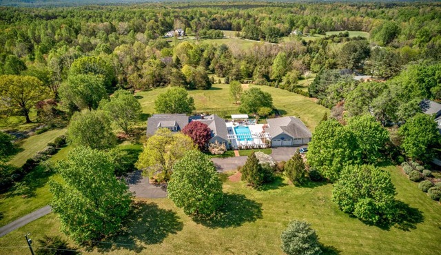 Ridgeview Cottage: Mtn Views and Mins to Cville!
