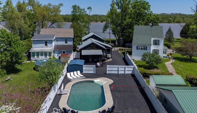Riverfront escape sleeps 12 w/POOL, Hot Tub, Gazebo, Pickleball, PS5