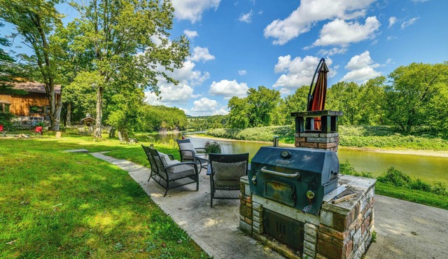 Riverfront Hallstead Cabin: Kayaks & Fire Pit! in Hallstead