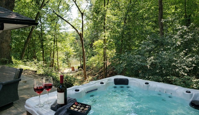 Riverfront Haven: Hot Tub, Fire Place 5 Beds Near ND