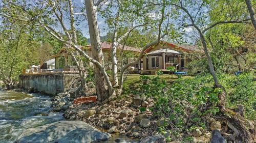 Riverfront with EV charger - Sequoia River Cottage in Three Rivers