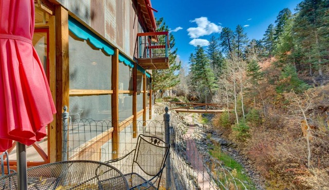 Riverside Retreat w/Screened Porch: 6 Mi to Taos!