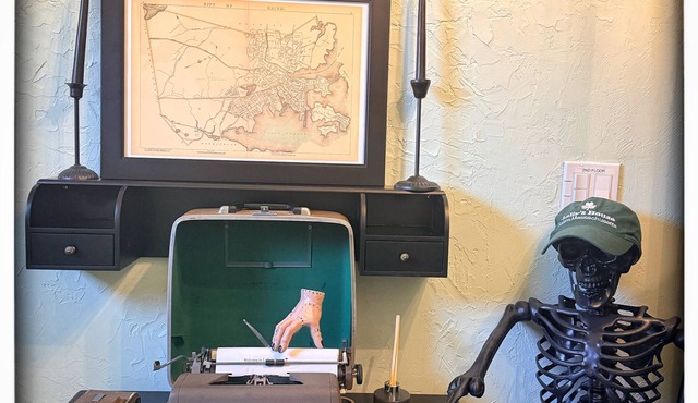 Roomy Themed 3BR Historic Salem, Near Boston, with Parking, Walk to Attractions.