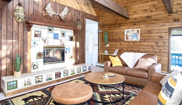 Rustic Cozy Moose Chateau w/4b3b Center Located
