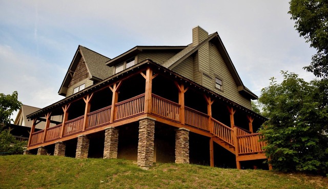 Rustic Lodge in Mountains with tranquility and luxury in Gated Community.