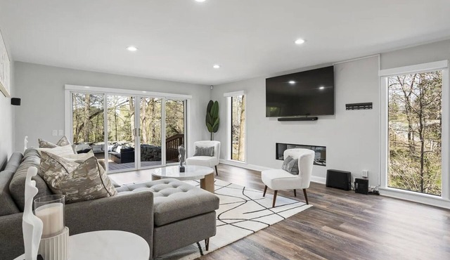 Rustic Mountain Escape in the Heart of Buckhead with hot tub and 3 spacious deck