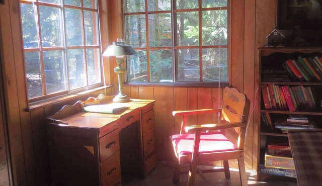 Rustic Riverfront Cabin in Mt. Hood- Hiking, Skiing, and Outdoor Adventures in Rhododendron