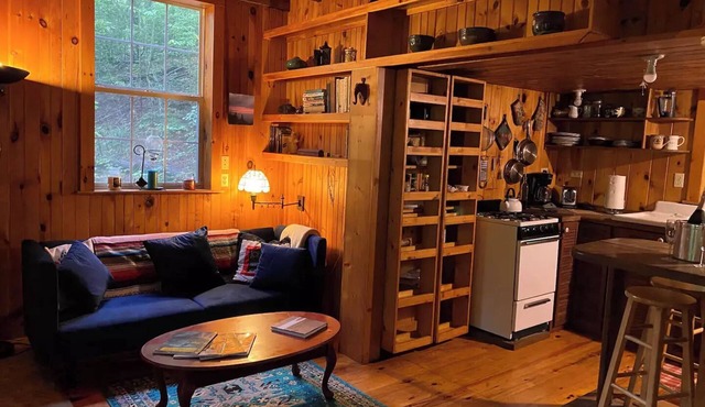 Rustic Tiny Home farm stay minutes from rafting and the National Park