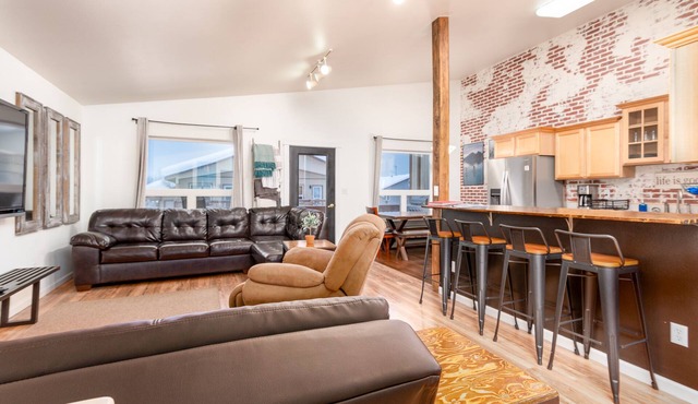 Sauna - Heated Garage - Great Location - Mountain Views - Quiet Neighborhood