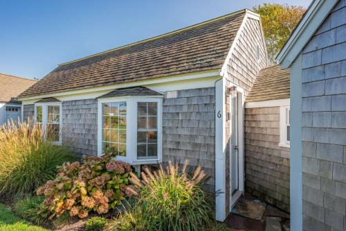 Serenity - Cozy Beachfront Charm Awaits