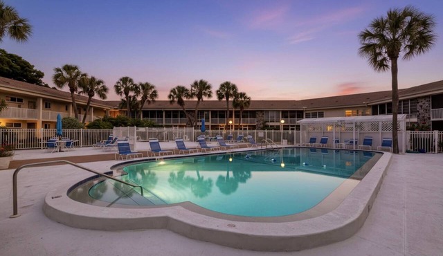 Simply Paradise! Updated Corner Unit Steps to Lido Beach & St. Armand's Circle, Pool, & Spa!