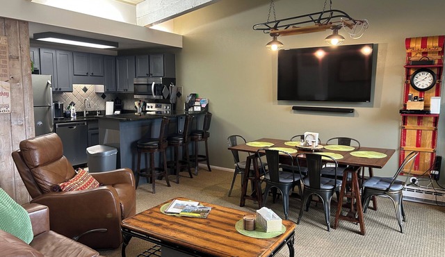 Ski In/Ski Out 2 Bed/2Bath Top Floor Updated Condo With Elevator and Steamshower