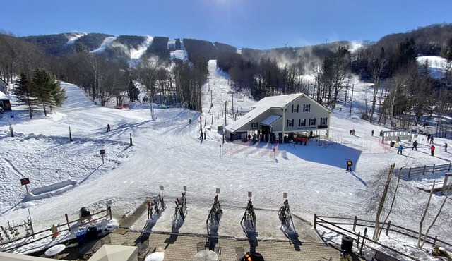 SKI-IN, SKI-OUT! LIFT and MT. VIEWS UNBEATABLE LOCATION for ALL SEASONS! Unit 2