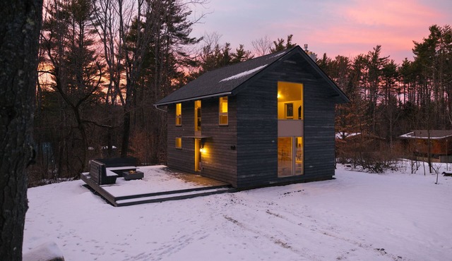 Skyhawk Cabin: refined modern getaway with hot tub