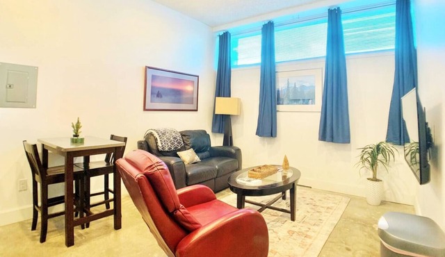 Skyline 104: Modern 1-Bedroom Suite