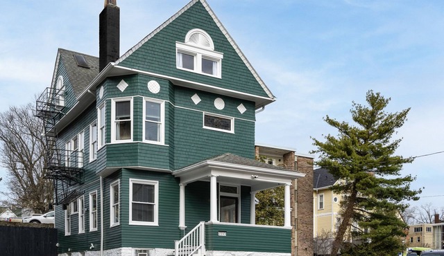 Sleeps 20: Historic Home with Driveway Parking Near Downtown, 40 Min from Ark