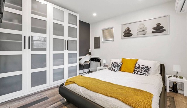 Spacious 1BR Sleeps 4 | Near Airport + The Shoe