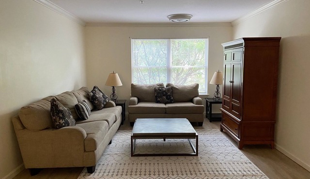 Spacious 2-bedroom apartment located in downtown Williamstown.